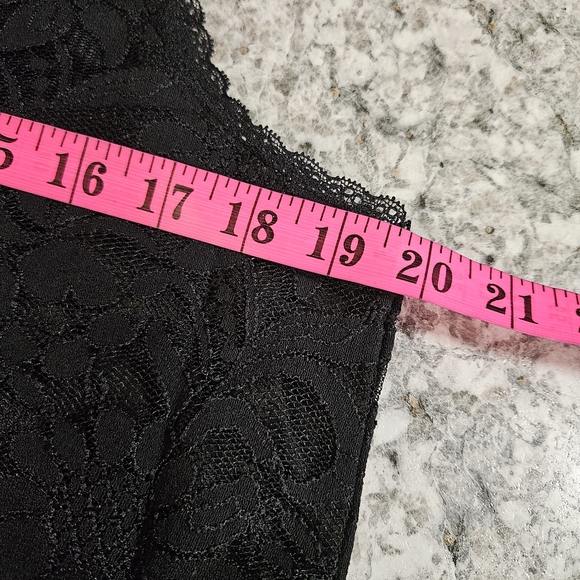 Torrid Size 0 Stretch Lace V-Neck Tank Top - Picture 6 of 8